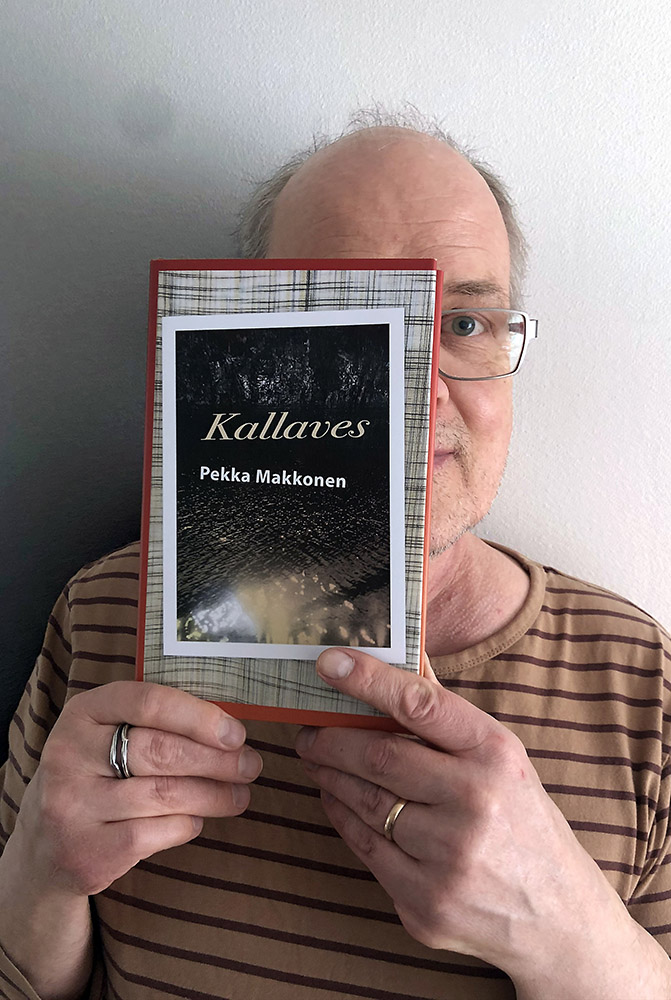 Pekka esittelee kirjaansa lymyillen sen takana
