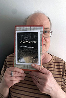Lataa kuva Pekasta kirjan takana