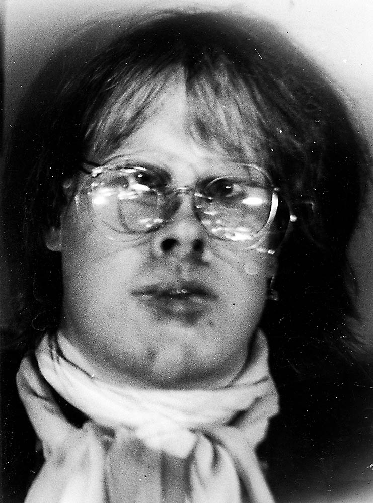 Pekka monivalotetussa mustavalkokuvassa